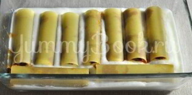 каннеллони с мясом под соусом бешамель