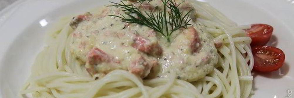 Лосось в йогуртовом соусе со спагетти