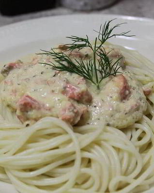 Лосось в йогуртовом соусе со спагетти