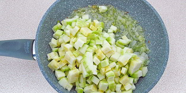 макароны с фаршем и кабачками