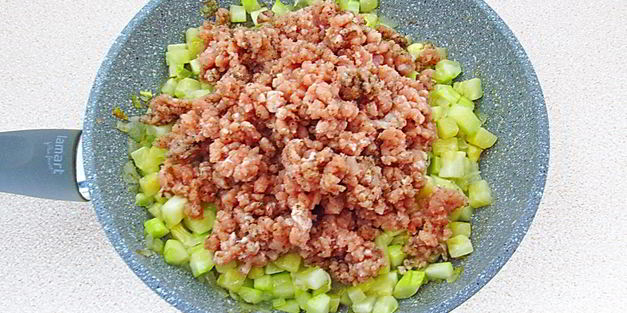макароны с фаршем и кабачками
