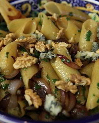 Макароны с карамелизированным луком