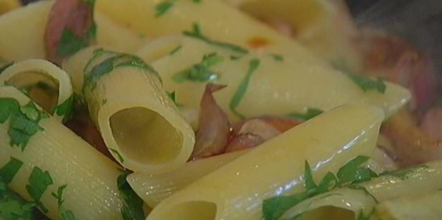 макароны с карамелизированным луком