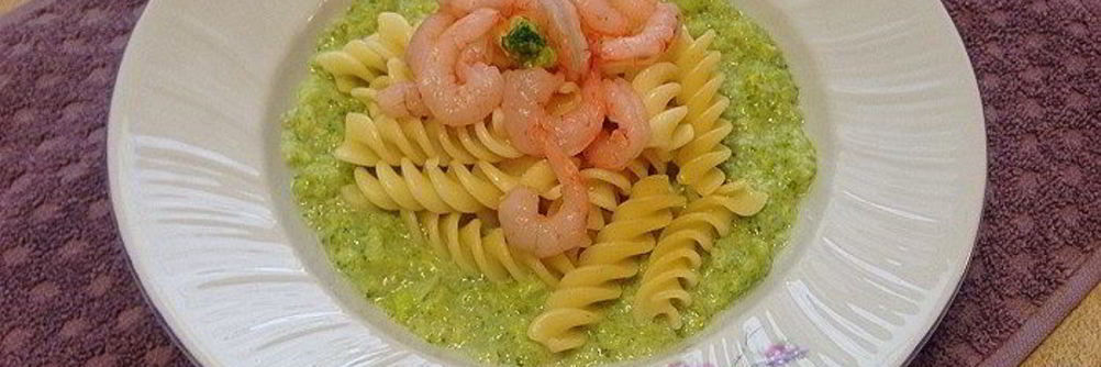 Макароны с соусом из брокколи и креветками