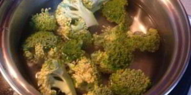 макароны с соусом из брокколи и креветками