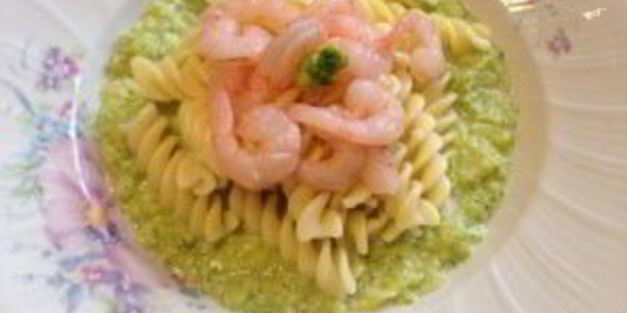 макароны с соусом из брокколи и креветками