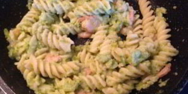 макароны с соусом из брокколи и креветками