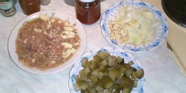 макароны с тушенкой, овощами и сыром