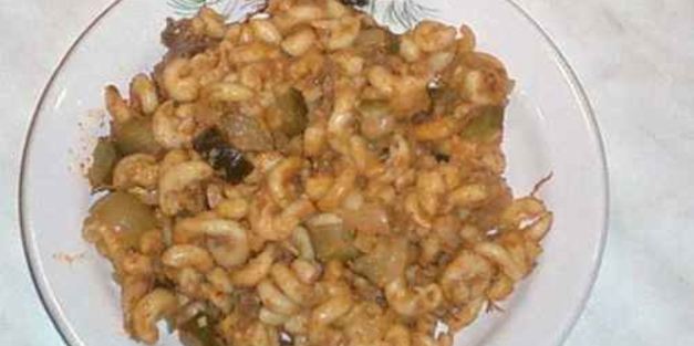 макароны с тушенкой, овощами и сыром