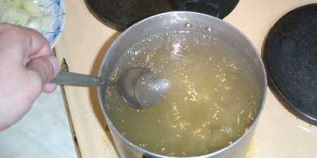 макароны с тушенкой, овощами и сыром