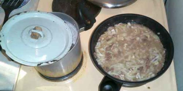 макароны с тушенкой, овощами и сыром