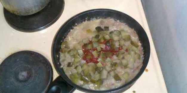 макароны с тушенкой, овощами и сыром