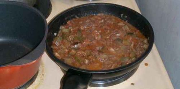 макароны с тушенкой, овощами и сыром