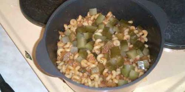 макароны с тушенкой, овощами и сыром