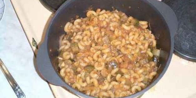 макароны с тушенкой, овощами и сыром