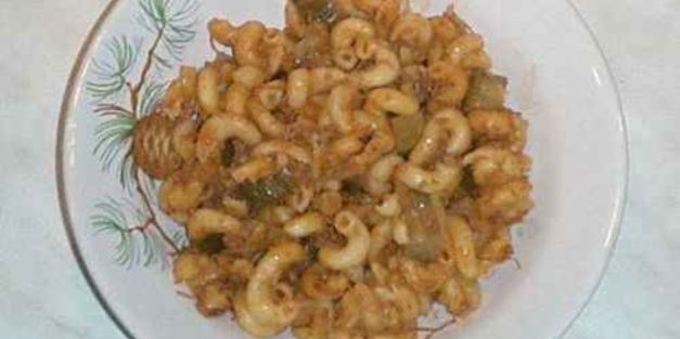 макароны с тушенкой, овощами и сыром