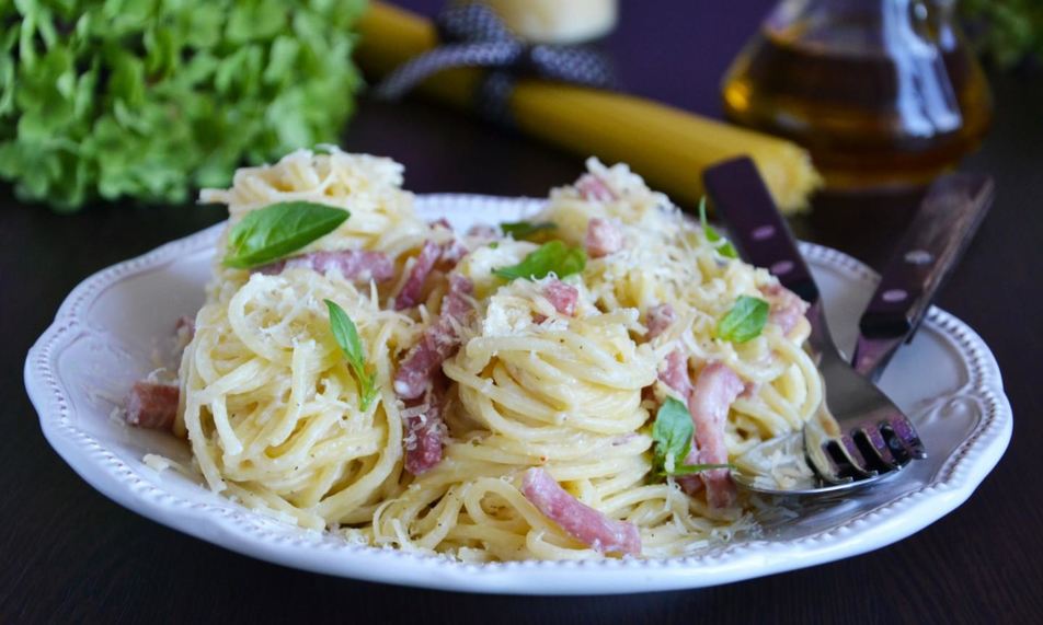 Рецепт макароны с ветчиной и сыром