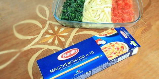 макароны со шпинатом и помидорами