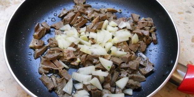 макароны со свиным сердцем и копченой курицей