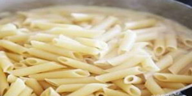 паста альфредо с курицей, запеченная