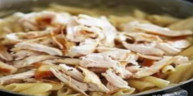 паста альфредо с курицей, запеченная