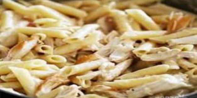 паста альфредо с курицей, запеченная