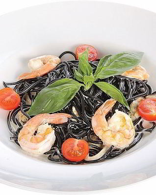 Паста нери с морепродуктами в сливочном соусе