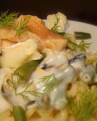 Паста под соусом Бешамель с мидиями и маринованным лососем