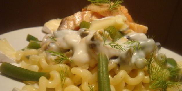 паста под соусом бешамель с мидиями и маринованным лососем