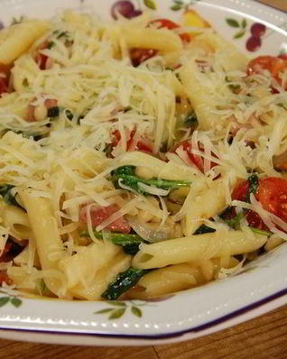 Паста с беконом, шпинатом и помидорами