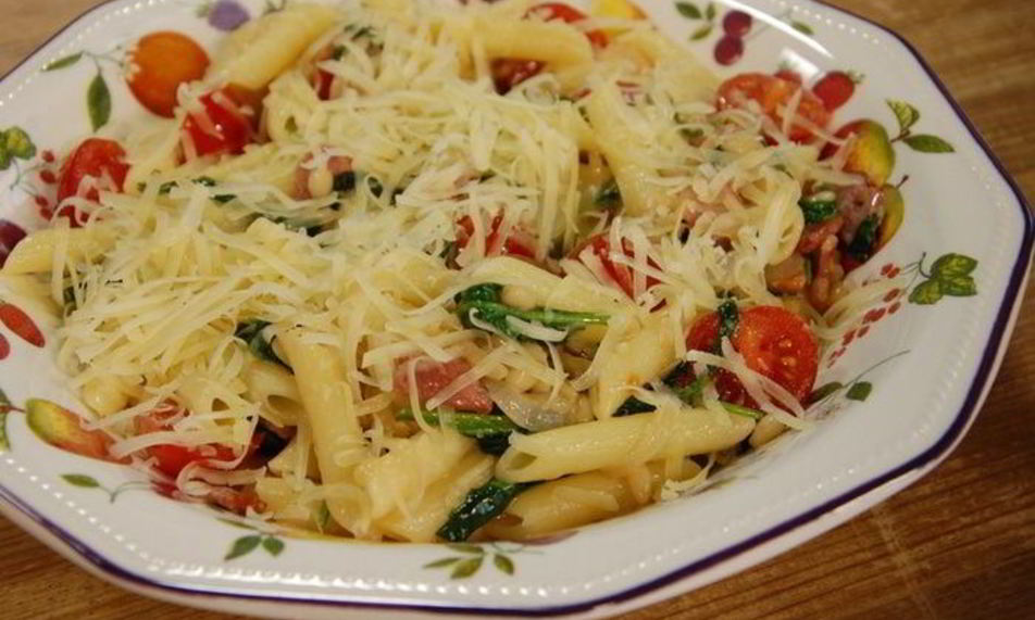 Рецепт паста с беконом, шпинатом и помидорами