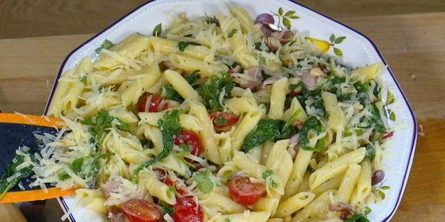 паста с беконом, шпинатом и помидорами