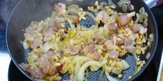 паста с беконом, шпинатом и помидорами