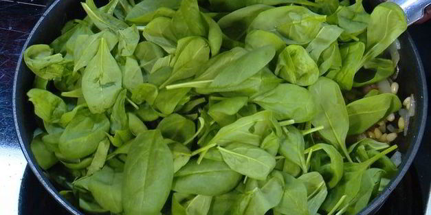 паста с беконом, шпинатом и помидорами