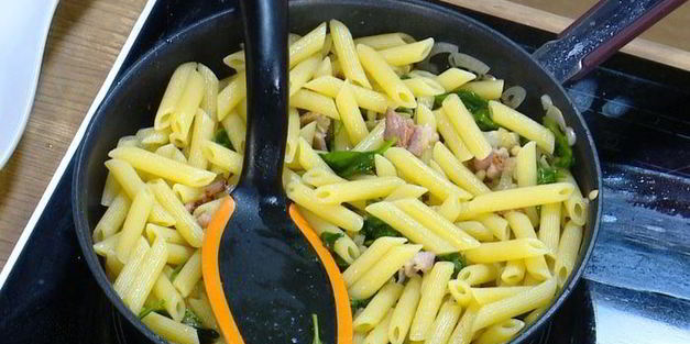 паста с беконом, шпинатом и помидорами