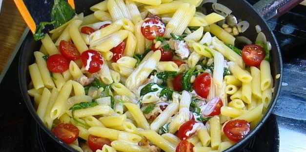 паста с беконом, шпинатом и помидорами
