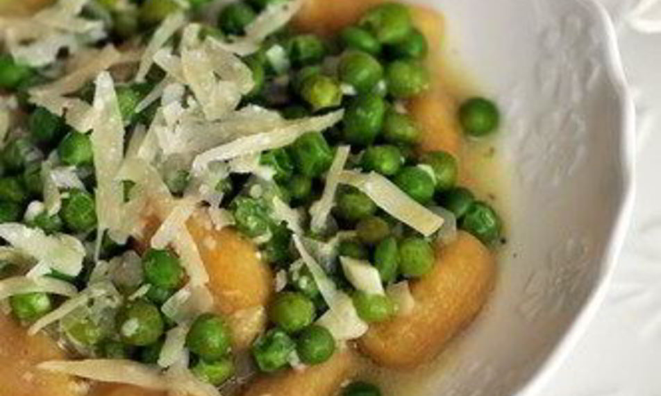 Рецепт паста с чесночно-миндальным соусом, мятой, базиликом и горошком