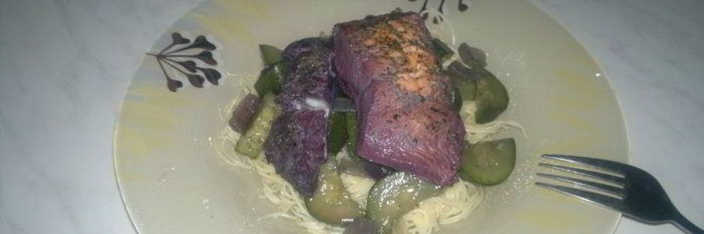 Паста с фиолетовой рыбой, цукини и луком