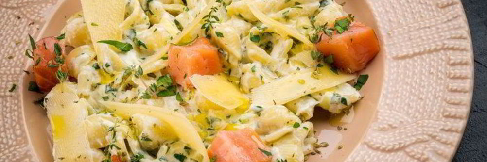 Паста с копченой семгой и луком пореем