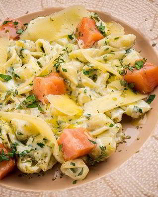 Паста с копченой семгой и луком пореем