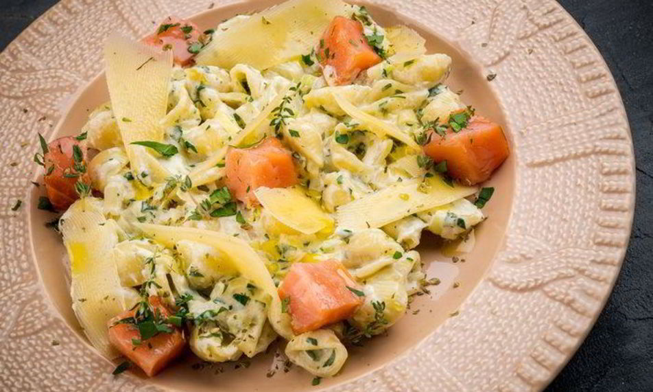 Рецепт паста с копченой семгой и луком пореем