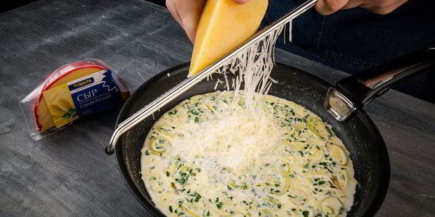 паста с копченой семгой и луком пореем