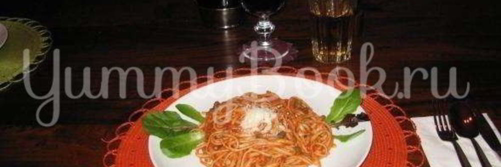 Паста с красным соусом и мидиями