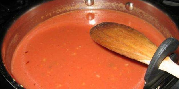 паста с красным соусом и мидиями