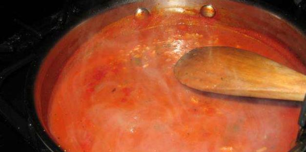 паста с красным соусом и мидиями