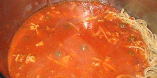 паста с красным соусом и мидиями