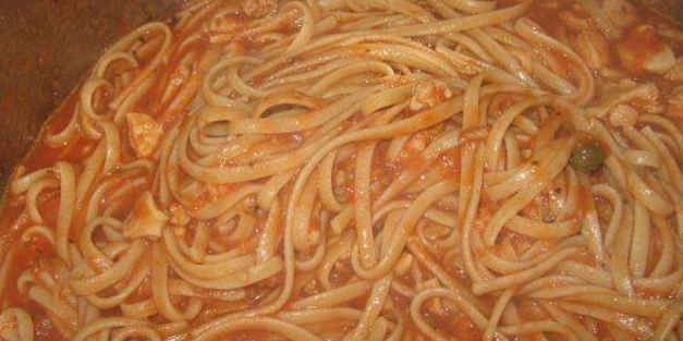 паста с красным соусом и мидиями