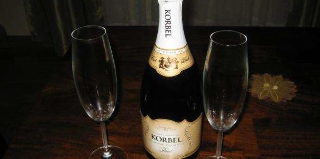 паста с красным соусом и мидиями