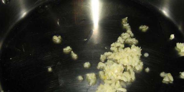 паста с красным соусом и мидиями