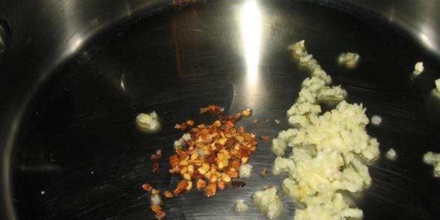 паста с красным соусом и мидиями